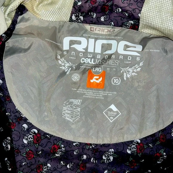 Ride snowboarding jacket 🧥 in good used condition worn 2-3 times - Picture 1 of 12